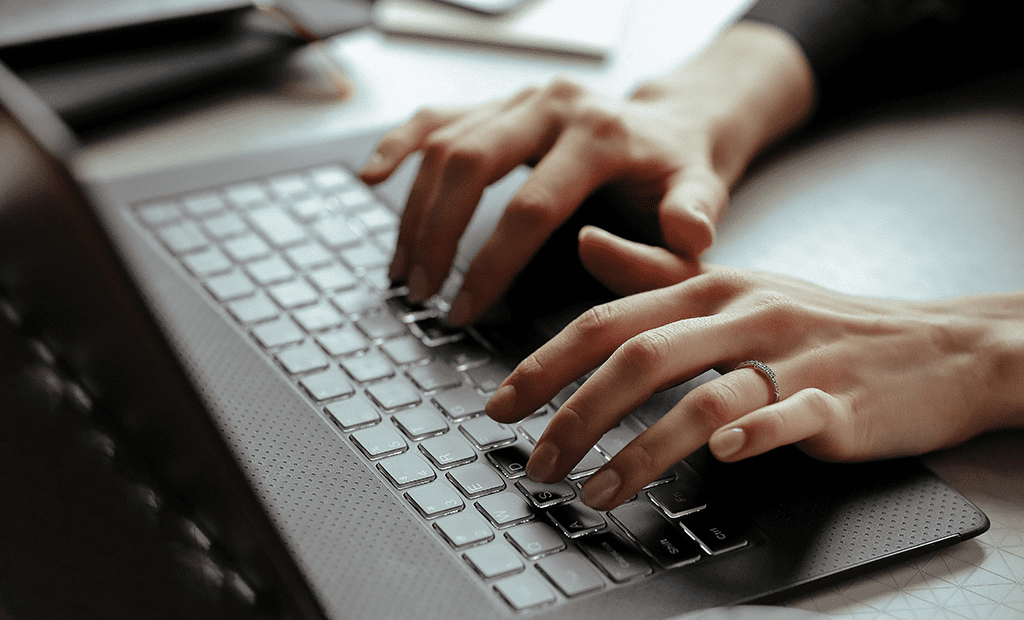 WCAG 3.0. Mãos a escrever num portátil.