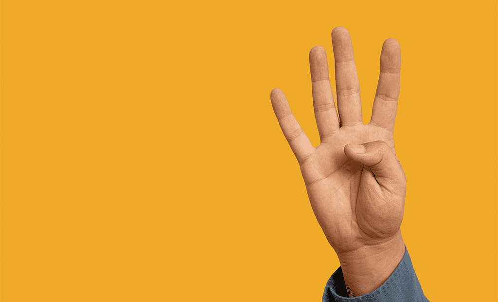 WCAG. Mão erguida a mostrar quatro dedos estendidos, com fundo amarelo sólido.